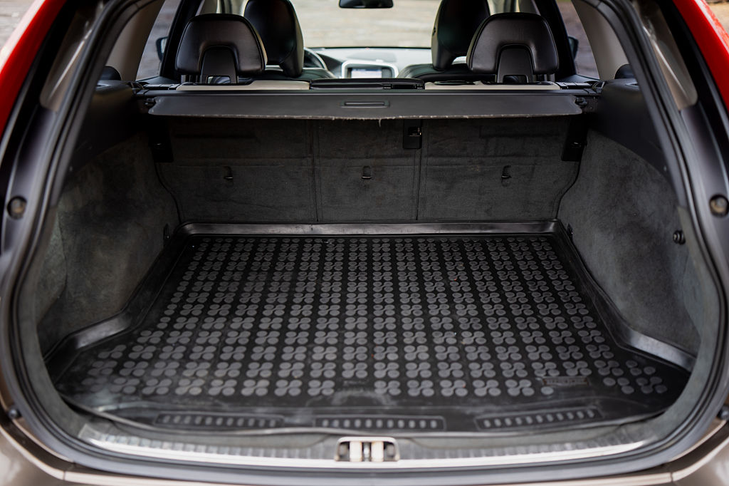 Car boot with protective mat